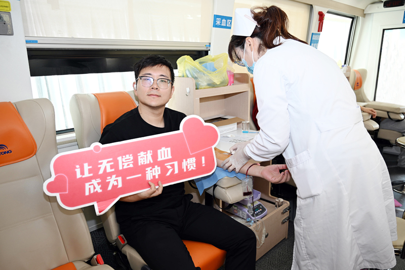 【mg冰球突破药业党员干部职工积极参加无偿献血公益活动】的配图